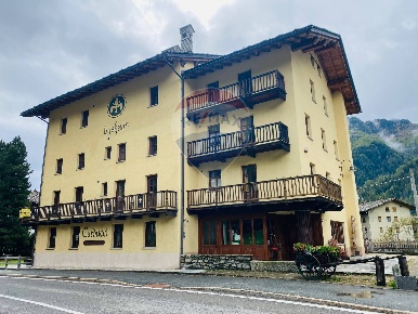 Foto Hotel in LOCALITA' TSCHOARDE, Gressoney-Saint-Jean Centro di 1300 m²