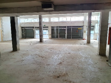 Foto Locale commerciale in Via Giuseppe di Vittorio, di 2000 m² in vendita