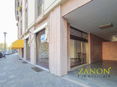 Foto Locale commerciale in via Alcide de Gasperi, Gorizia Centro di 113 m²