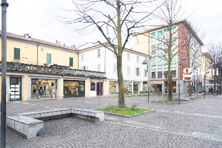 Foto Negozio in Piazza Prinetti, Merate Centro di 115 m² con 3 locali