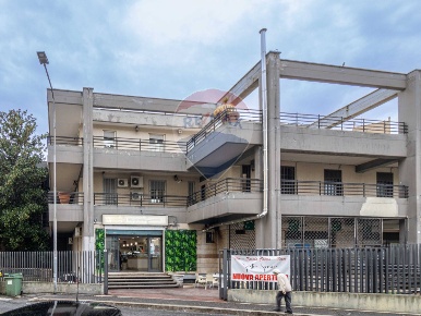 Foto Locale commerciale in Via dei sambuchi, Guidonia Montecelio di 100 m²