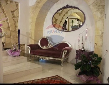Foto Negozio in Via Iblea, Melilli Centro di 128 m² con 2 locali in vendita