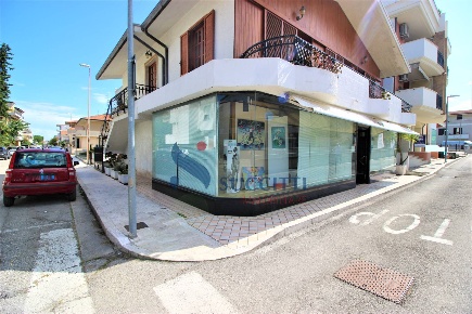 Foto Locale commerciale in Via Trieste, Tortoreto Tortoreto Lido di 100 m²