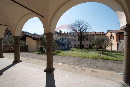 Foto Locale commerciale in Località Menzino, Monte Isola Siviano di 65 m²
