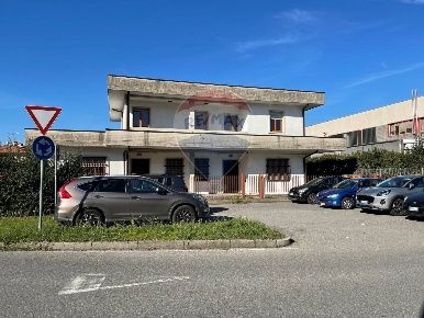 Foto Ufficio in MONTE ROSA, Concorezzo Centro di 300 m² con 9 locali