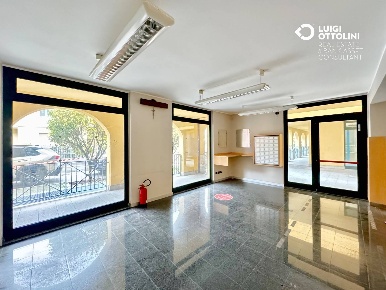 Foto Negozio in via Donadoni, Pedrengo Centro di 304 m² con 13 locali