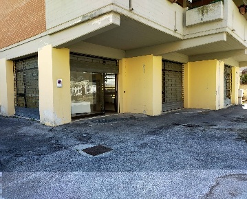 Foto Locale commerciale in VIA SERRALOGGIA, Fabriano Centro di 116 m²