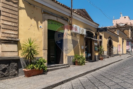 Foto Locale commerciale in via roma, Belpasso Centro di 72 m² in vendita
