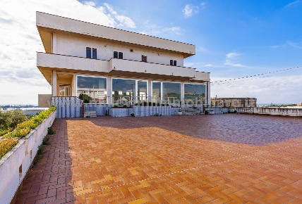 Foto Locale commerciale in Donnalucata - C.da Spinello, Scicli di 380 m²