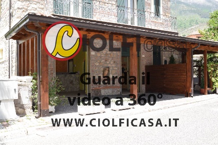 Foto Locale commerciale a Piedimonte San Germano di 127 m² con 4 locali