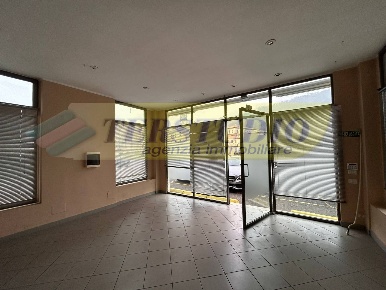 Foto Negozio in Via Lecco, Pontida Centro di 50 m² con 2 locali in affitto