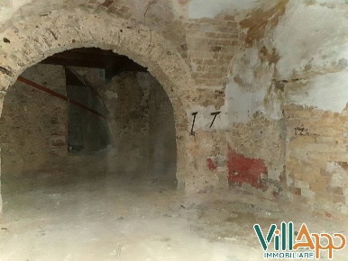 Foto Locale commerciale in Corso appio claudio, Fondi Centro di 120 m²