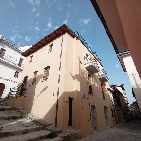 Foto Attività commerciale in Via Salita del castello, L'Aquila di 50 m²