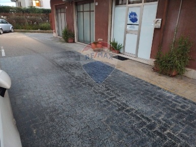 Foto Locale commerciale in Via Sardegna, Caltagirone Centro di 107 m²
