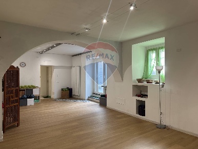 Foto Negozio in Via Giovanni Amendola, Varese Masnago di 83 m² con 2 locali