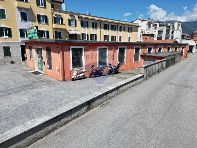 Foto Negozio in Via Alle Fabbriche, Verbania Pallanza Sant'Anna di 817 m²