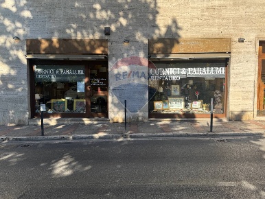 Foto Negozio in Via Florenzo di Lorenzo, Perugia Centro Storico di 104 m²