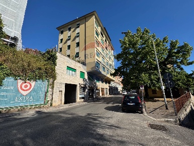 Foto Negozio in Via Florenzo di Lorenzo, Perugia Centro Storico di 104 m²