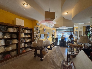 Foto Negozio in Via Florenzo di Lorenzo, Perugia Centro Storico di 104 m²