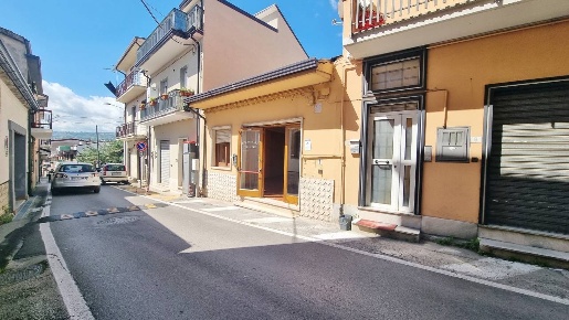 Foto Locale commerciale in Via Valle, Grottaminarda Centro di 110 m²