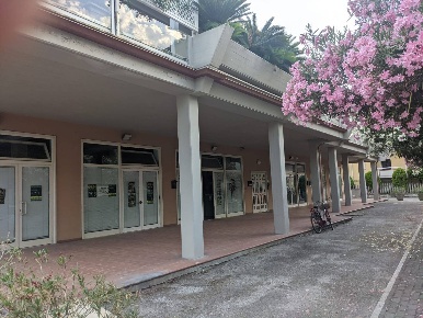 Foto Locale commerciale a Giulianova di 200 m² con 2 locali in vendita