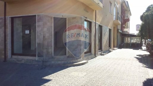 Foto Negozio in Viale Colombo, Camaiore Lido di Camaiore di 136 m²