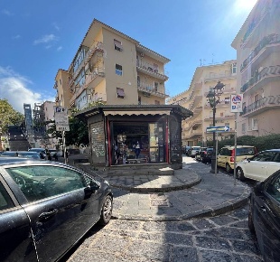 Foto Locale commerciale in PIAZZALE CESARE BATTISTI, Torre del Greco