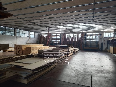 Foto Magazzino in via dei Falegnami, Camaiore Capezzano Pianore di 962 m²