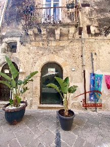Foto Locale commerciale in via della giudecca, Siracusa Ortigia di 50 m²