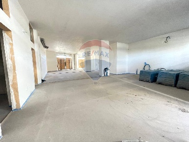 Foto Locale commerciale in Via Orfeo Mazzitelli, Bari Poggiofranco