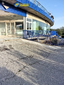 Foto Locale commerciale a Teramo San Nicolò A Tordino di 520 m² in vendita