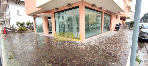 Foto Locale commerciale in Via Lepanto, Giulianova Centro di 120 m²