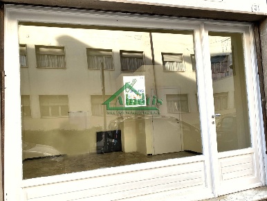 Foto Locale commerciale in via biancheri, Diano Marina Centro di 41 m²
