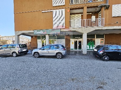 Foto Locale commerciale in VIA GIOVANE ITALIA, Somma Lombardo Centro