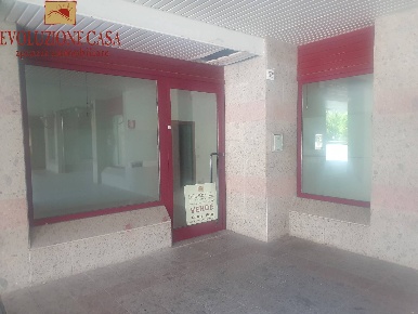 Foto Locale commerciale in ix giugno, Monfalcone Centro di 49 m² in vendita