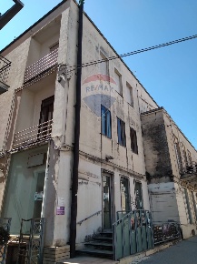 Foto Locale commerciale in Via Roma, Ragusa Centro di 157 m² con 4 locali