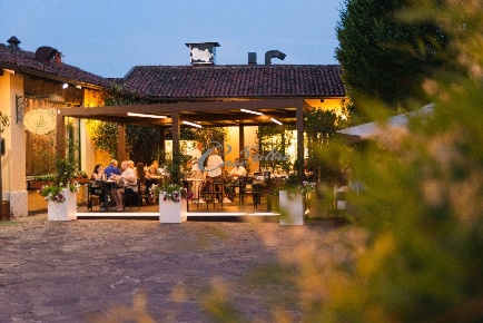 Foto Attività commerciale in Piazza Castello, Carimate Centro di 300 m²