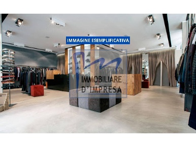 Foto Negozio in Strada Giuseppe Garibaldi, Parma Centro Storico di 140 m²