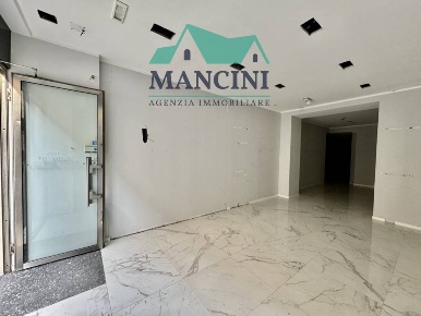 Foto Attività commerciale in MATTEOTTI, Jesi Centro Storico di 110 m²