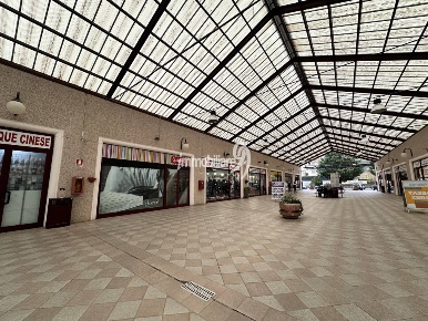 Foto Locale commerciale in centro commerciale Amiternum, L'Aquila di 188 m²