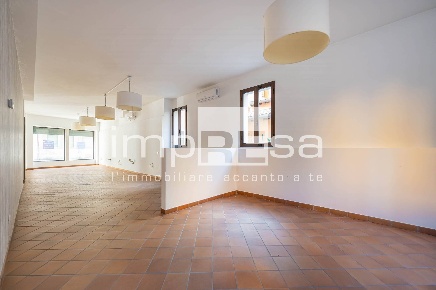Foto Locale commerciale in Via Cavallotti, Conegliano Centro di 90 m²