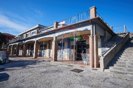 Foto Locale commerciale in via romagna, Montemarciano Centro di 308 m²