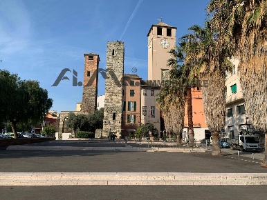 Foto Locale commerciale in via Gramsci, Savona di 145 m² con 1 locali