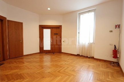 Foto Ufficio in via Ghilini, Monza Buonarroti di 320 m² con 5 locali