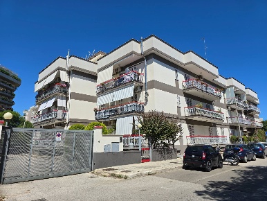 Foto Ufficio in Via Raffaele Bovio, Bari Mungivacca di 200 m² con 1 locali
