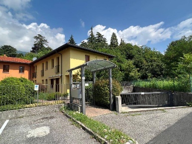 Foto Ufficio in Via Donizzetti, Erba Centro di 68 m² con 4 locali