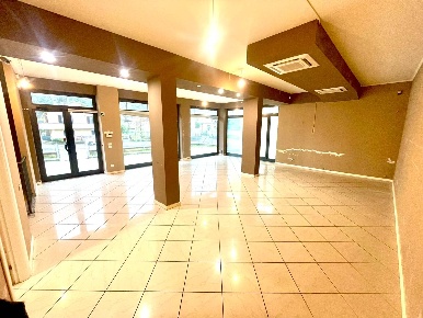 Foto Attività commerciale in via provinciale, Gallicano La Barca di 130 m²
