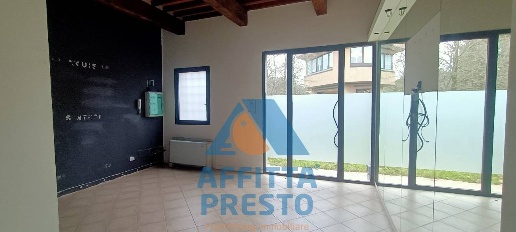 Foto Attività commerciale a Empoli di 150 m² con 4 locali in affitto