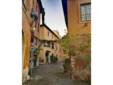 Foto Locale commerciale in Via In Piscinula, Roma Trastevere di 250 m²