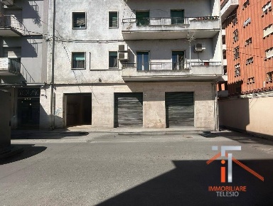Foto Locale commerciale in Via XXIV Maggio, Cosenza Centro di 215 m²